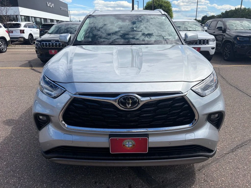 Used 2023 Silver Toyota Platinum image 3