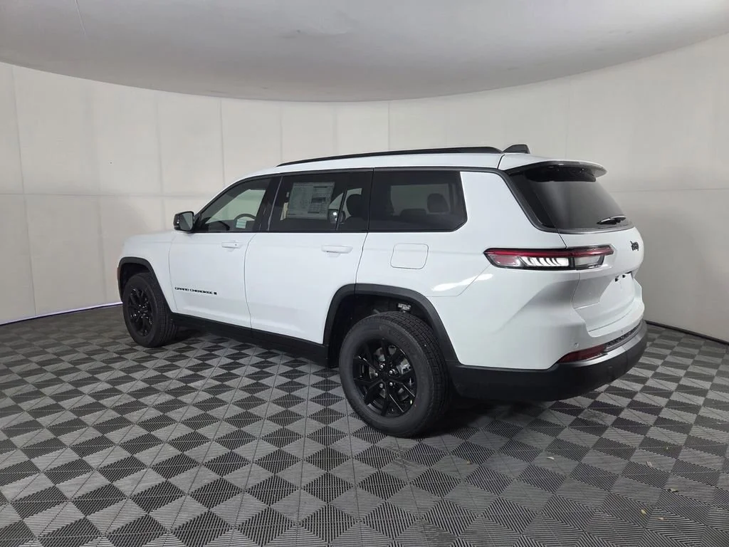 New 2026 Bright White Clear-Coat Exterior Paint Jeep Laredo Altitude image 7