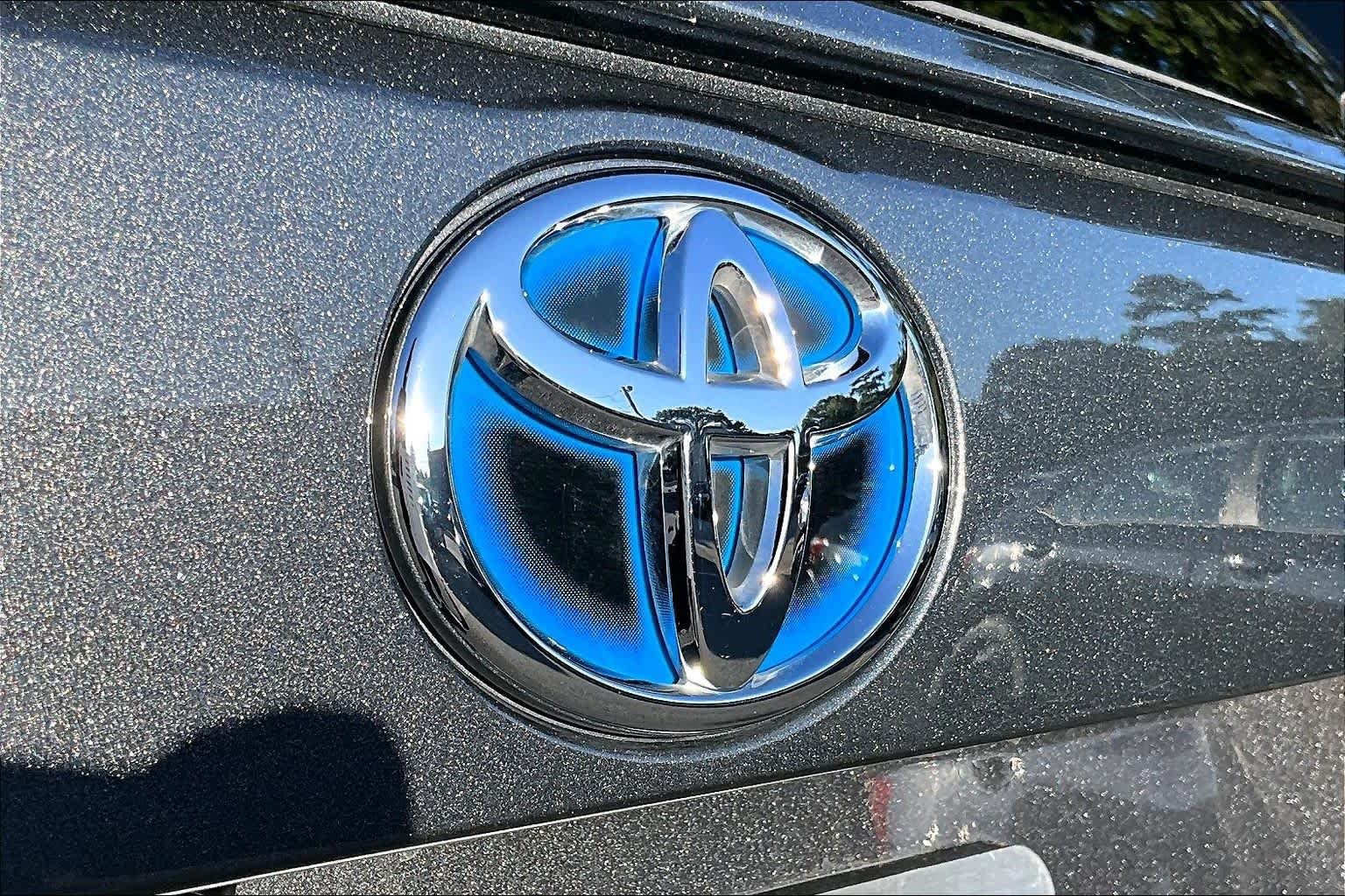 Used 2024 Magnetic Gray Metallic Toyota Hybrid XLE image 31