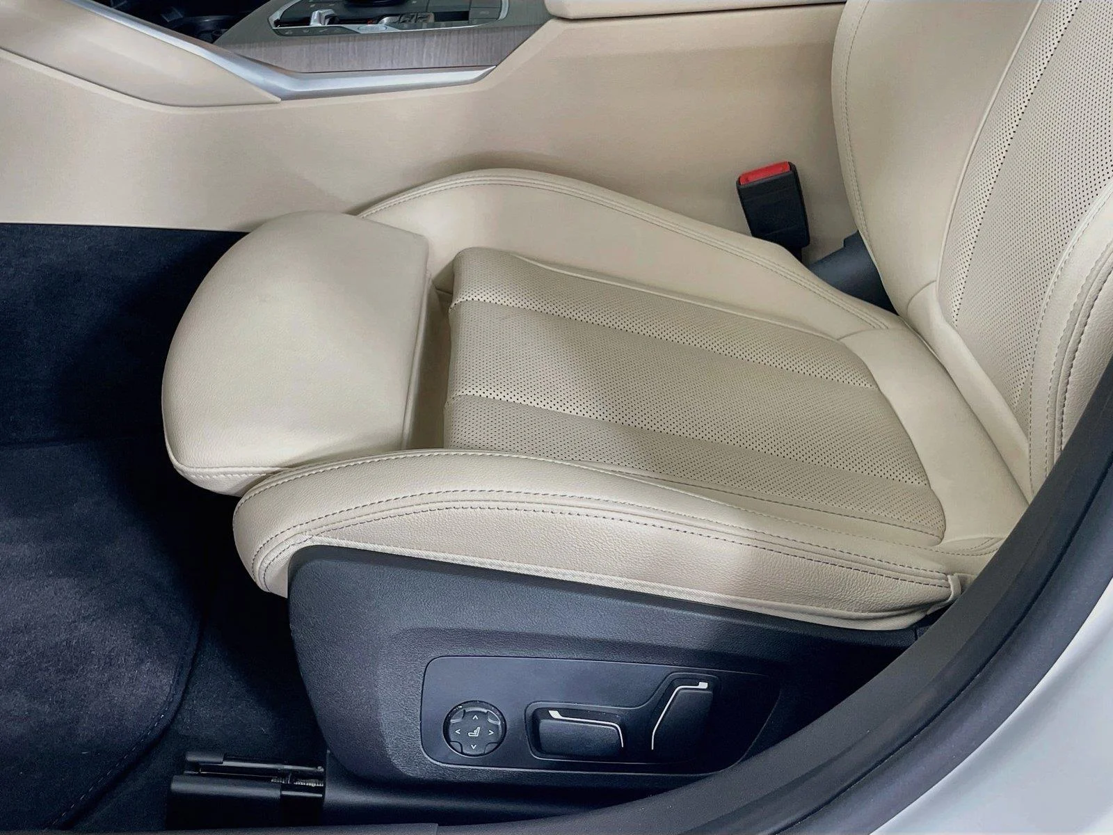 Used 2025 Mineral White Metallic BMW 330i xDrive image 22