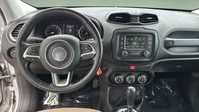 Used 2015 Silver Jeep Latitude image 9