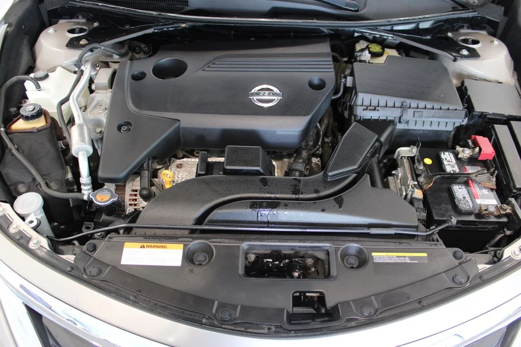 Used 2014 Saharan Stone Nissan 2.5 S image 9