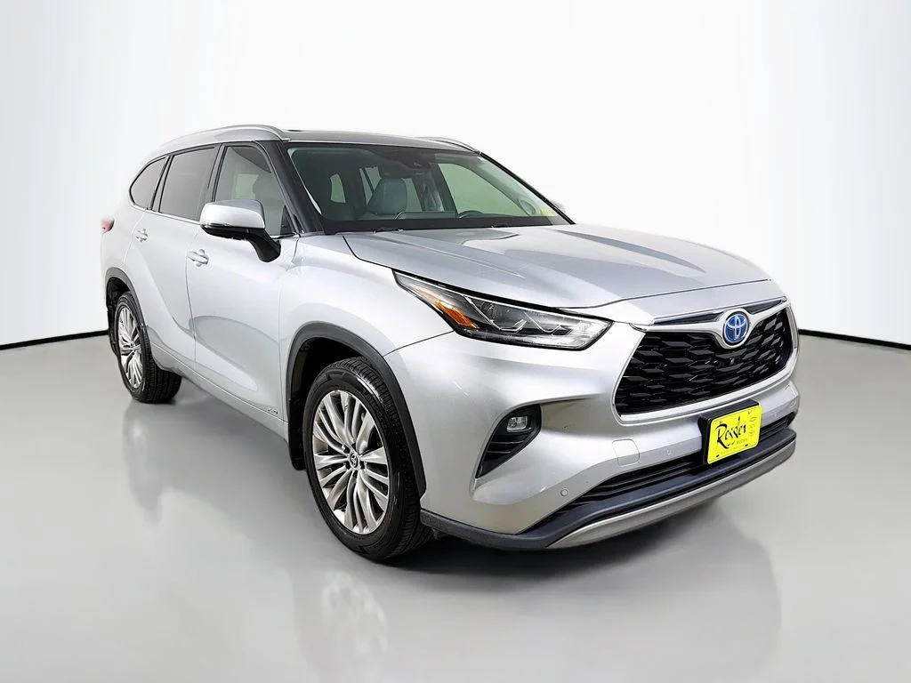 Certified Used 2022 Silver Toyota Platinum image 3