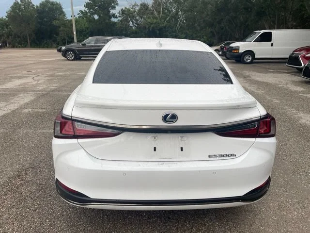 Used 2022 Ultra White Lexus ES 300h F SPORT image 3