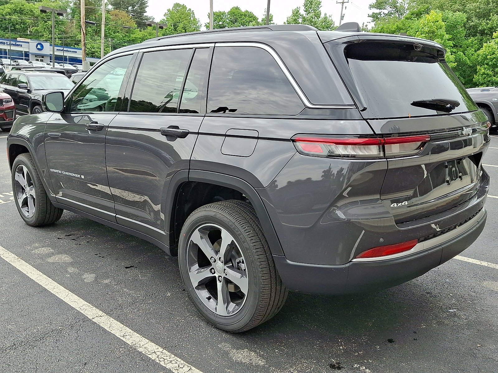 New 2026 Baltic Gray Metallic Clear-Coat Exterior Paint Jeep Limited image 4
