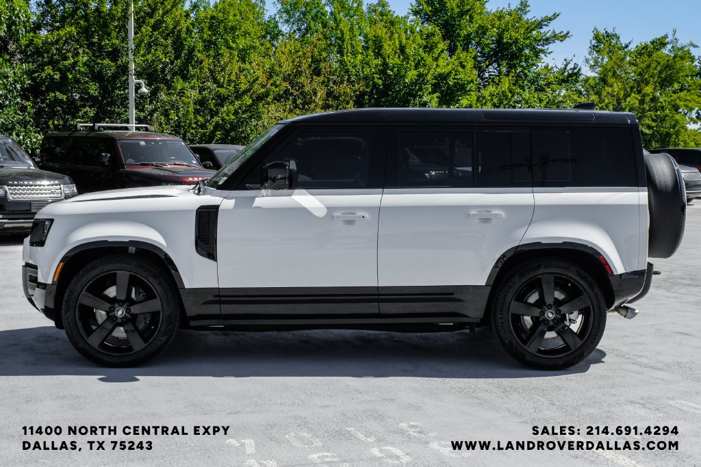 Used 2025 White Land Rover X-Dynamic SE image 13