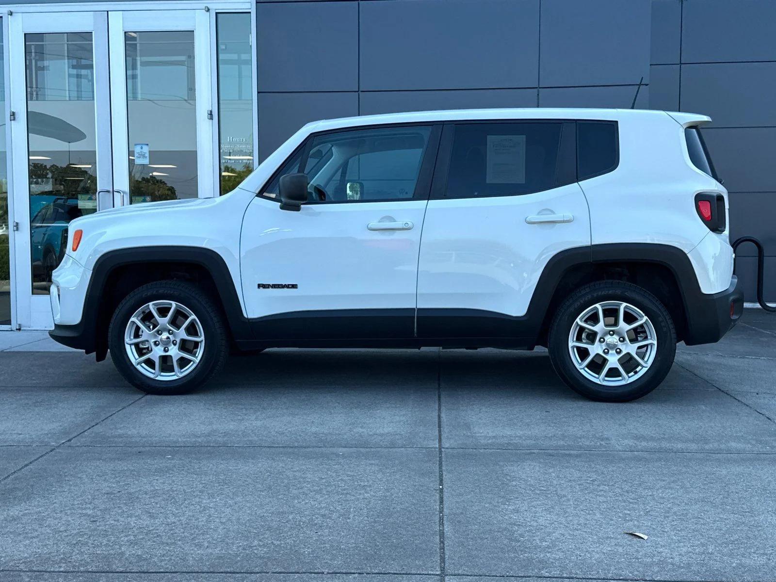 Used 2023 Alpine White Clearcoat Jeep Latitude image 6