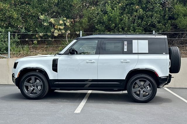 New 2026 Fuji White Land Rover X-Dynamic SE image 2