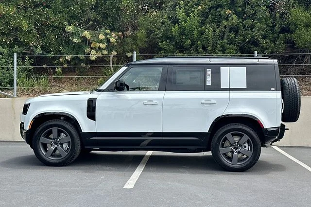 New 2026 Fuji White Land Rover X-Dynamic SE image 2