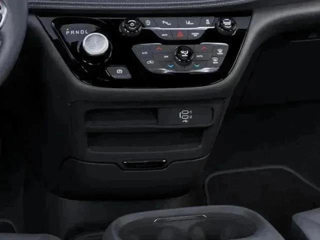 New 2026 Diamond Black Crystal Pearl-Coat Exterior Paint Chrysler Select image 51