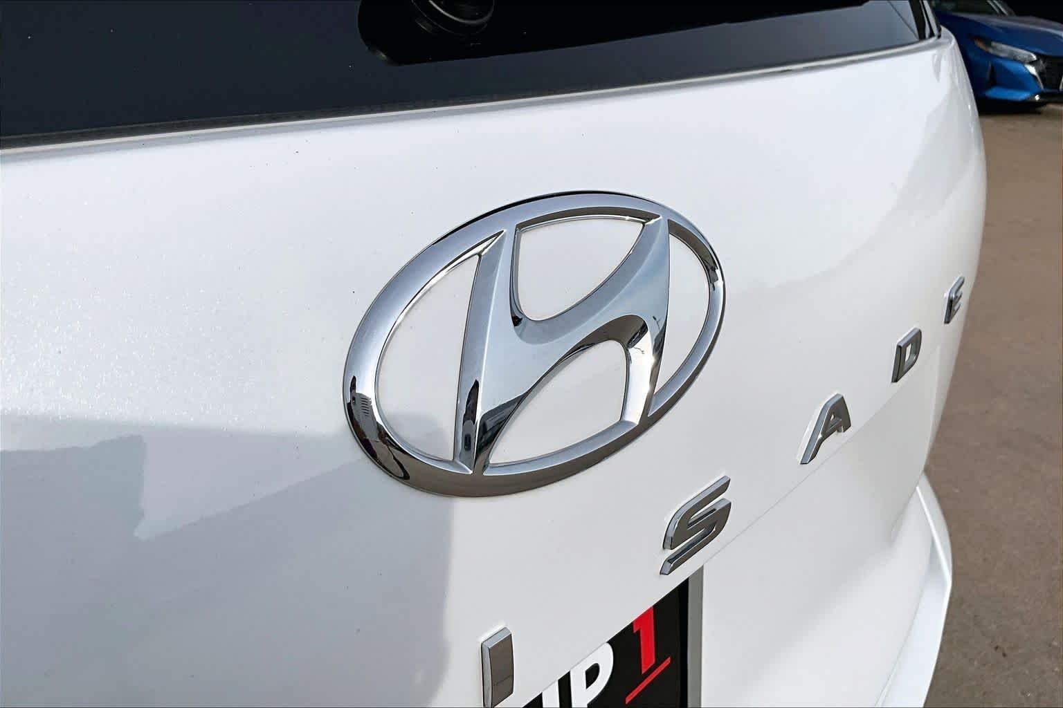 Used 2025 Hyper White Hyundai SEL image 28