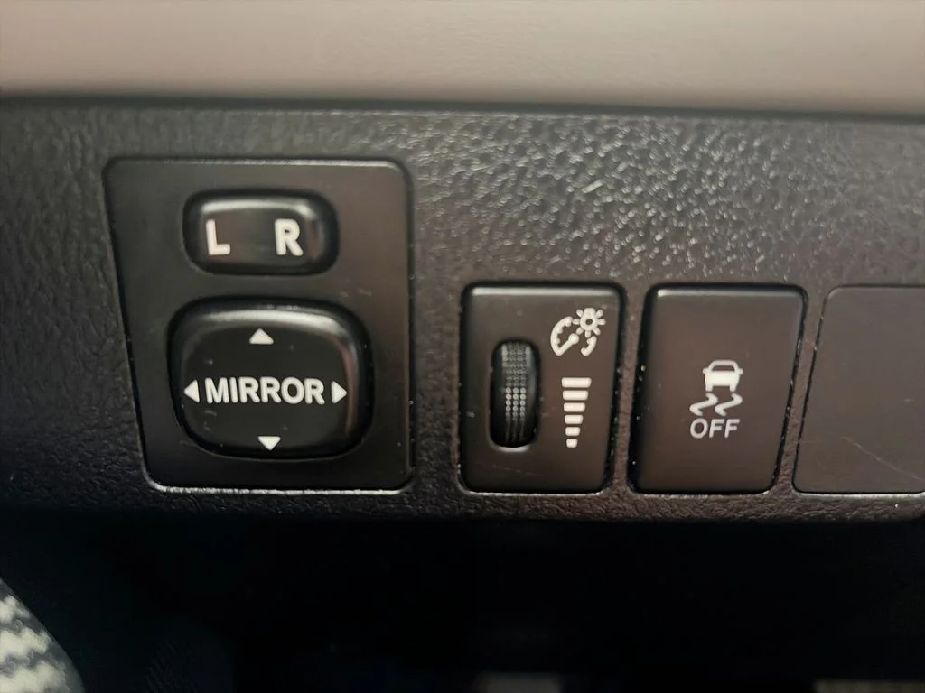 Used 2013 White Toyota LE image 18