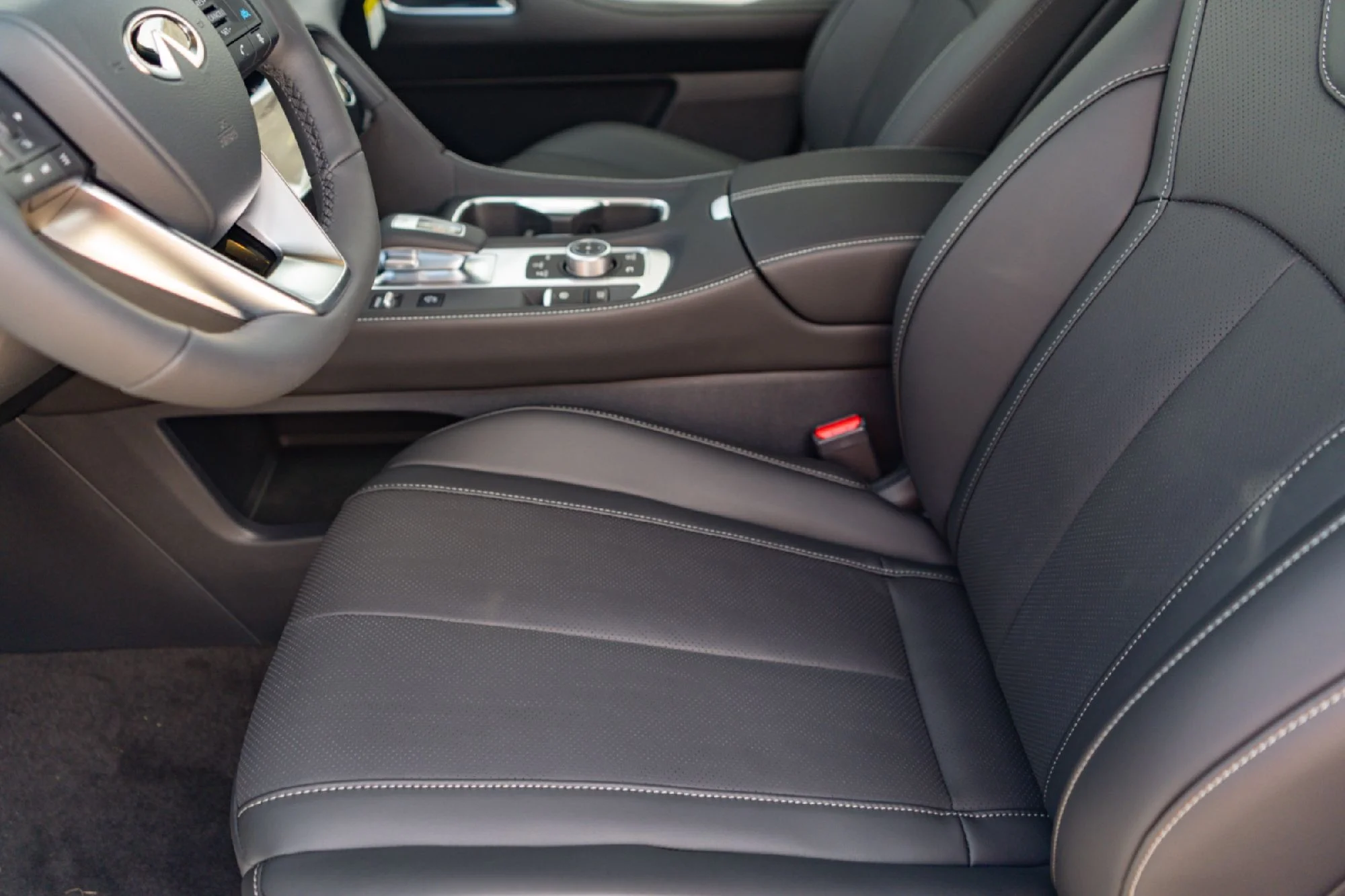New 2027 2T RAD WHT INFINITI Sport AWD image 9