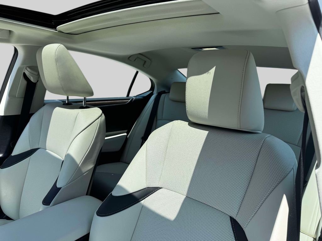 Used 2023 White Lexus 350 image 17