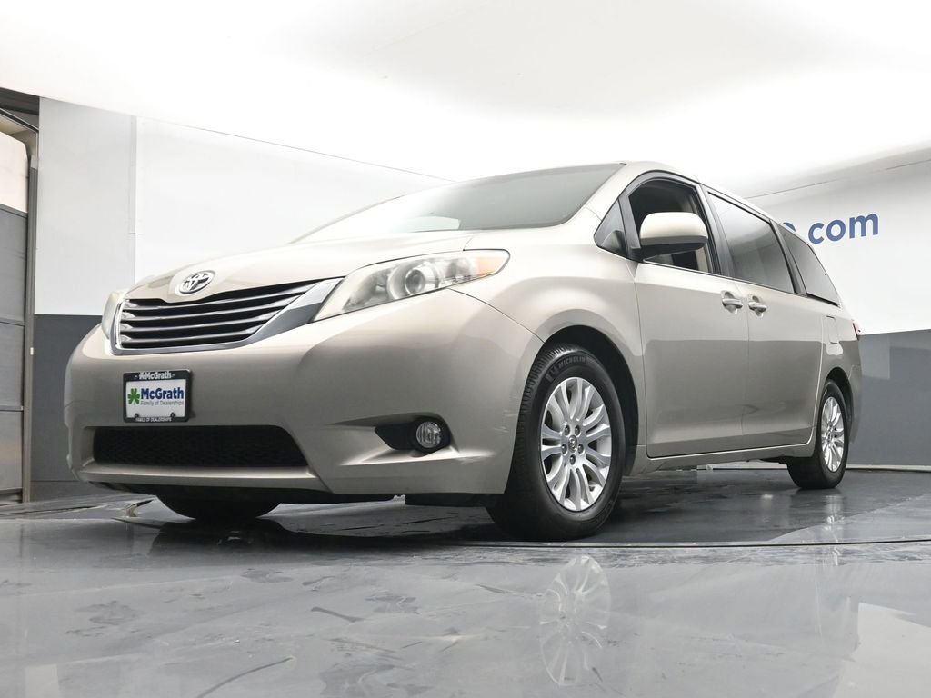 Used 2016  Toyota XLE Premium image 7