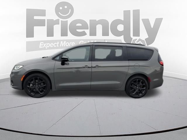 Used 2025 White Chrysler Limited image 2