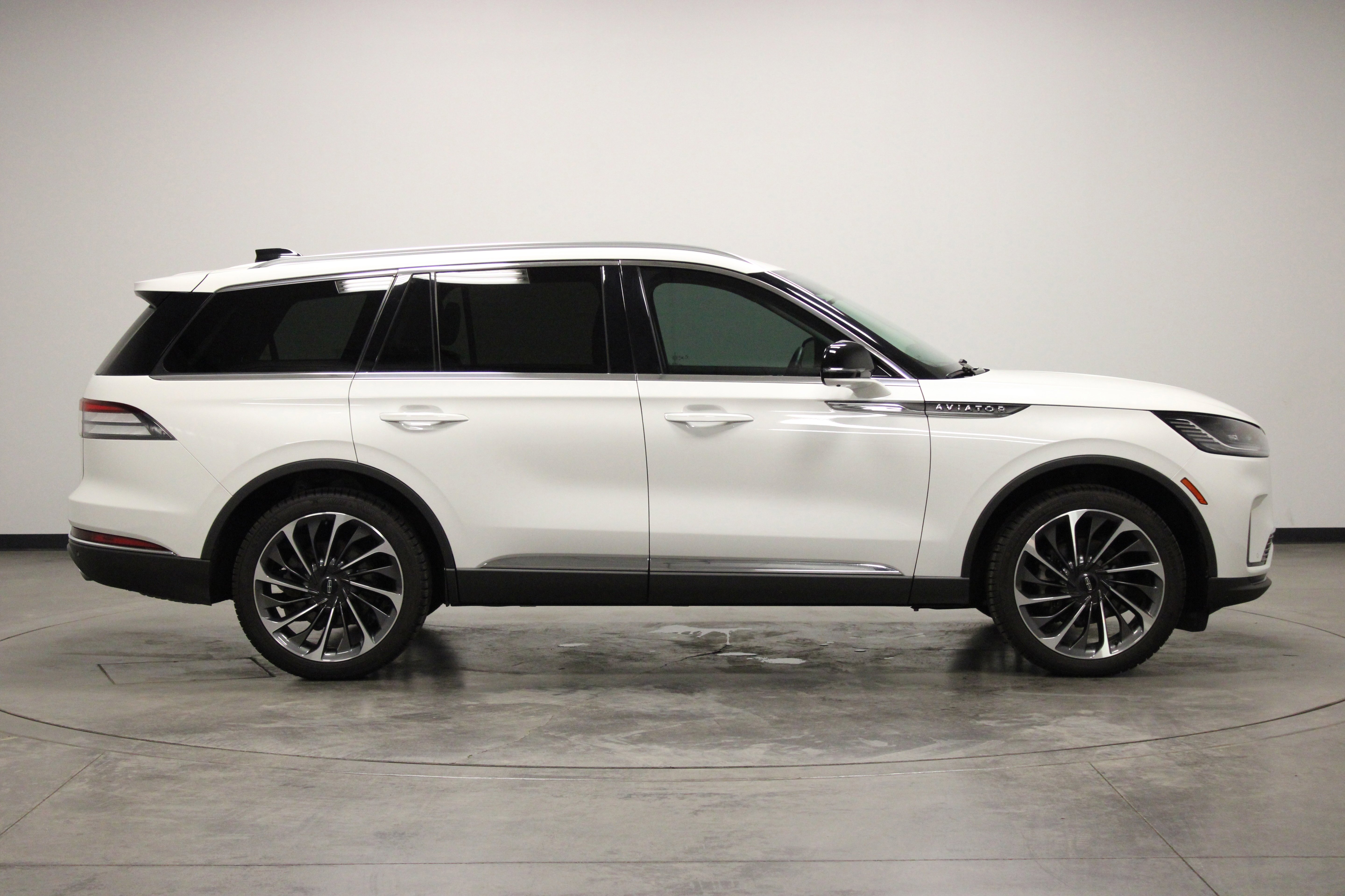 Used 2025 Pristine White Metallic Tri-Coat Lincoln Reserve image 9