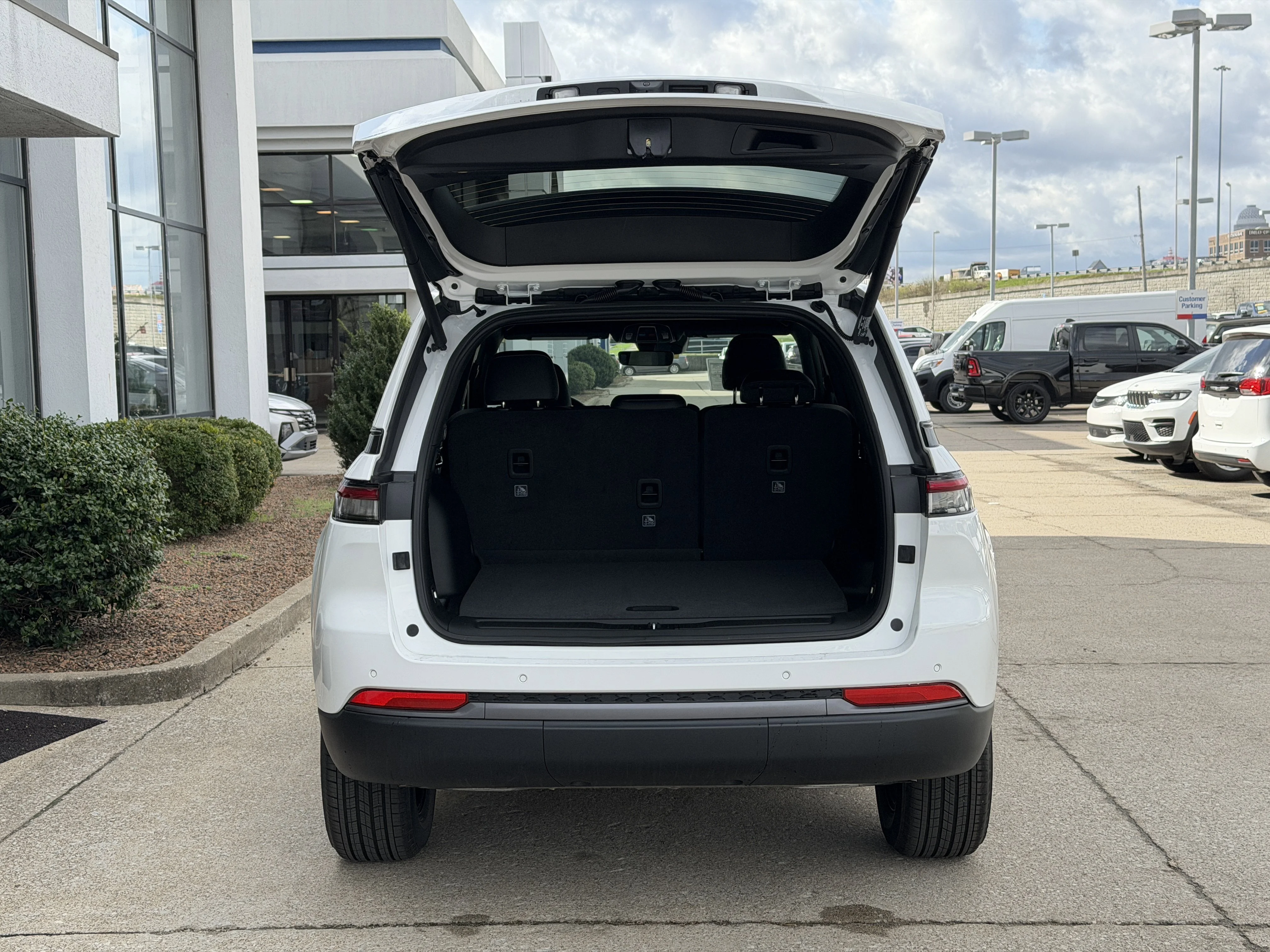 New 2026 Bright White Clear-Coat Exterior Paint Jeep Altitude image 11