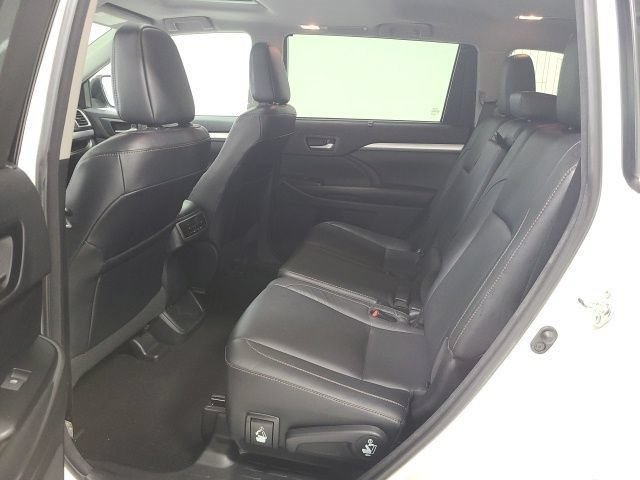 Certified Used 2018 Blizzard Pearl Toyota XLE image 18