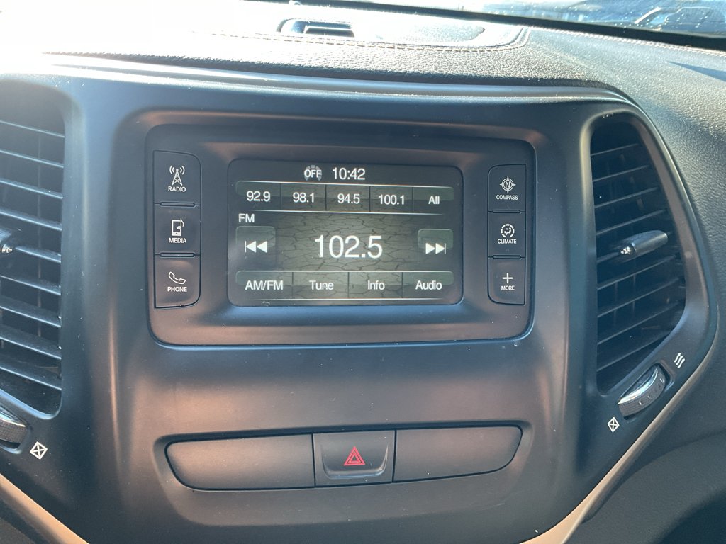 Used 2015 Brilliant Black Crystal Pearlcoat Jeep Latitude image 16