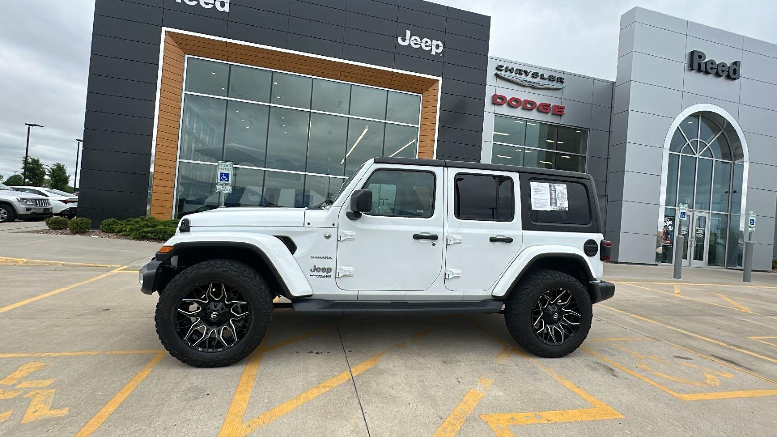 Used 2020 Jeep Wrangler Unlimited Sahara with VIN 1C4HJXEG1LW118977 for sale in Kansas City