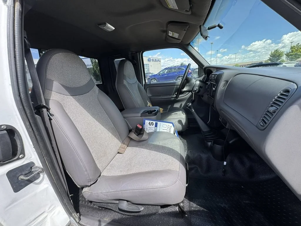 Used 2001 White Ford  image 40