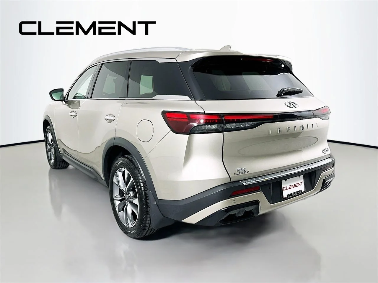 Used 2023 Warm Titanium INFINITI LUXE image 10