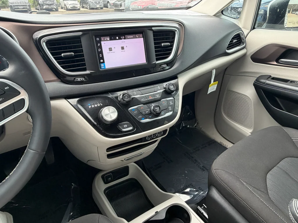 Used 2023 Bright White Clearcoat Chrysler LX image 15