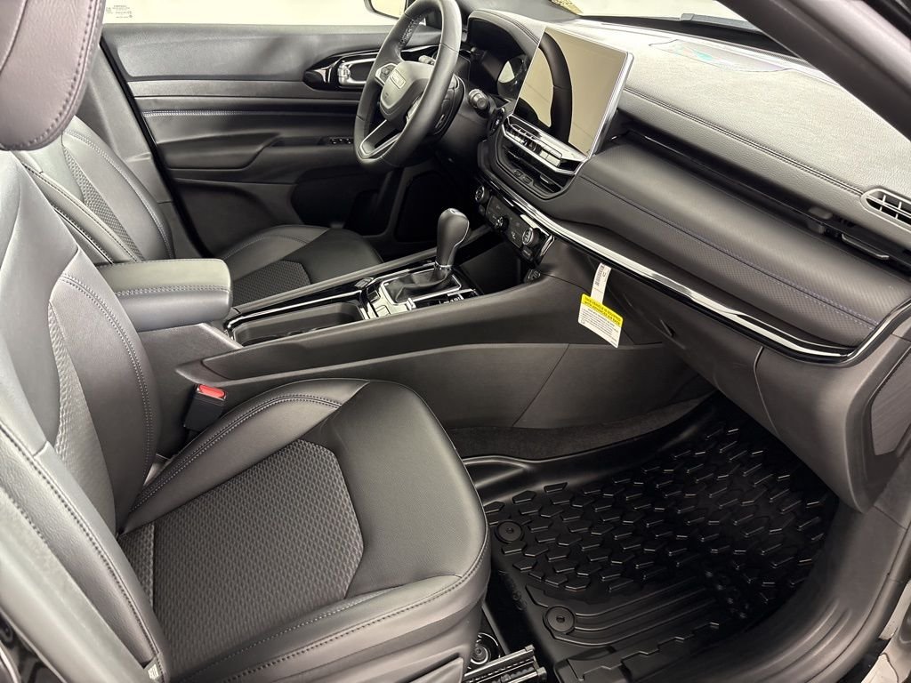 New 2026 Diamond Black Crystal Pearlcoat Jeep Latitude image 40