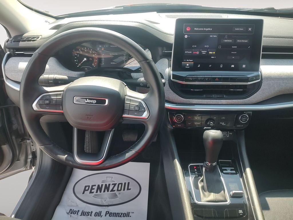 Used 2022 Silver Jeep Latitude Lux image 10