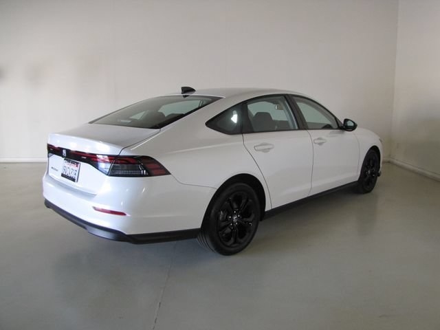 Certified Used 2025 Platinum White Pearl Honda SE image 25