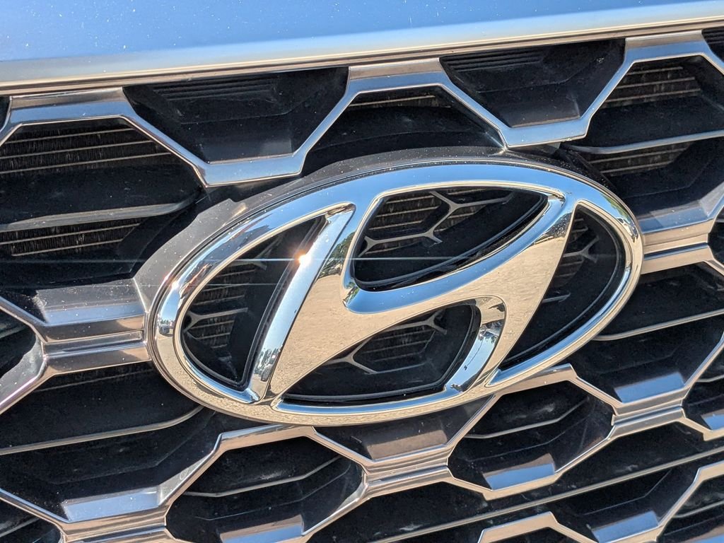 Used 2020 Green Hyundai SE image 32