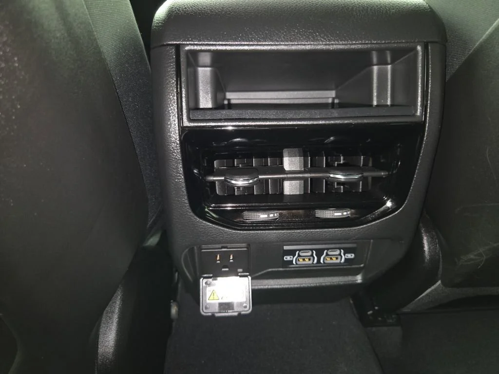 Used 2025 Silver Zynith Jeep Altitude image 27