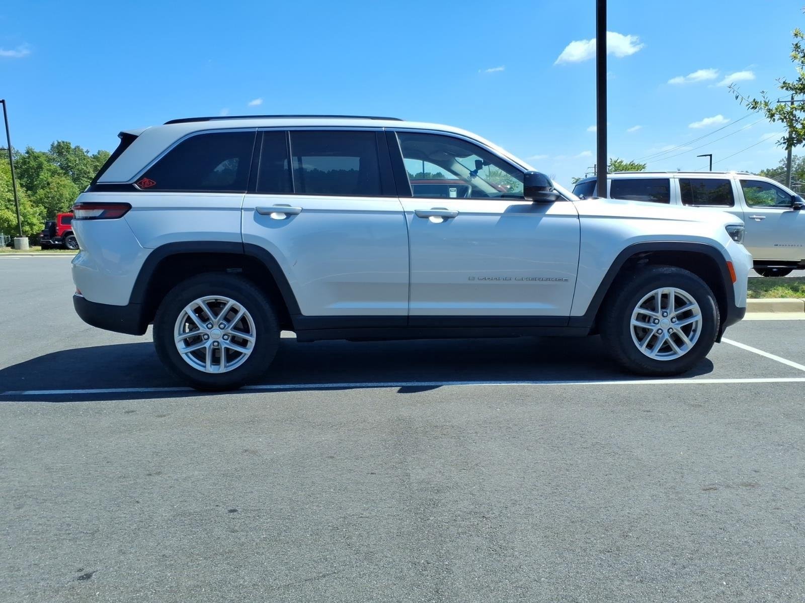 Used 2023 Silver Zynith Jeep Laredo image 9