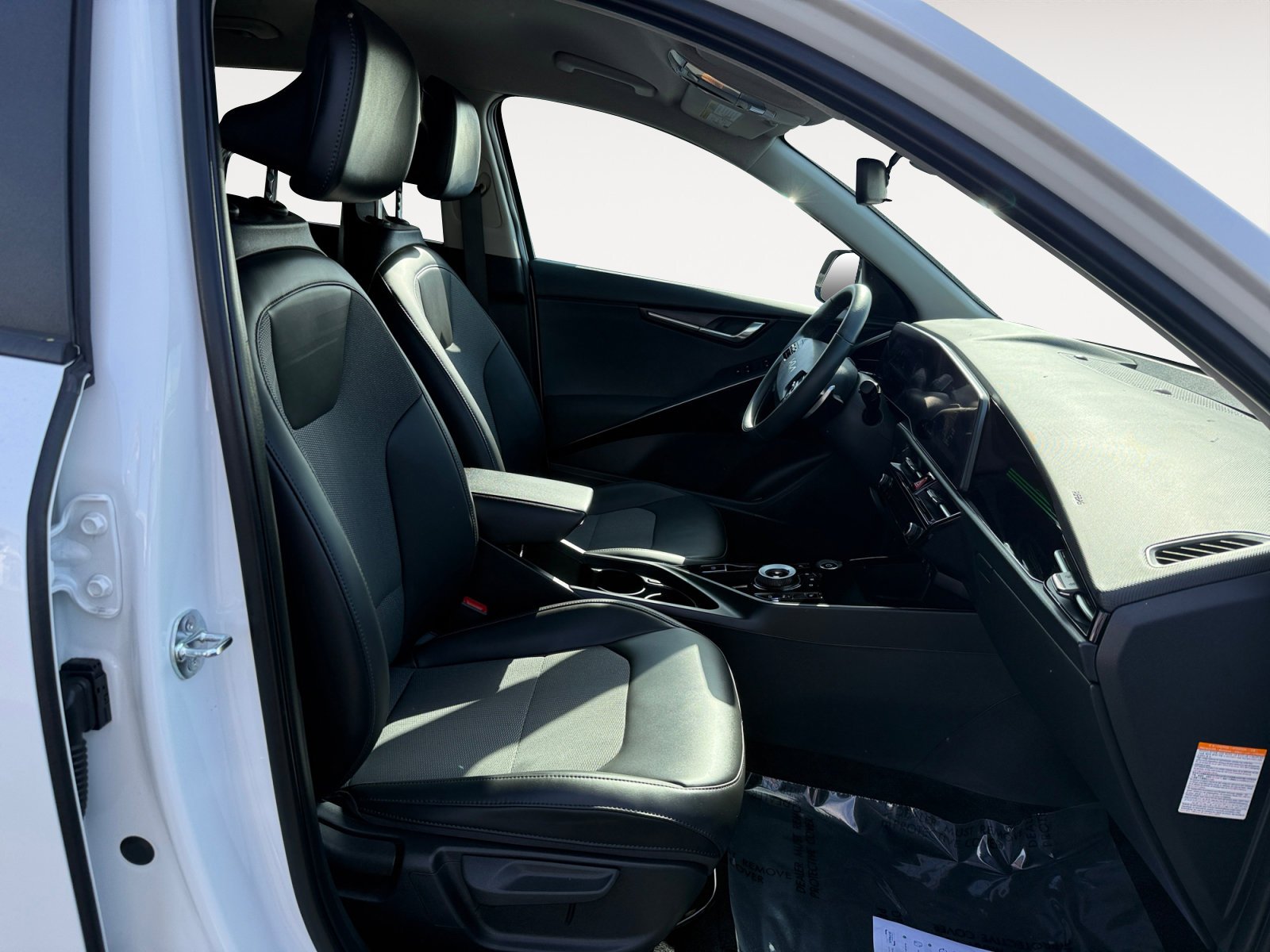 Used 2024 Snow White Pearl Kia Wind image 19