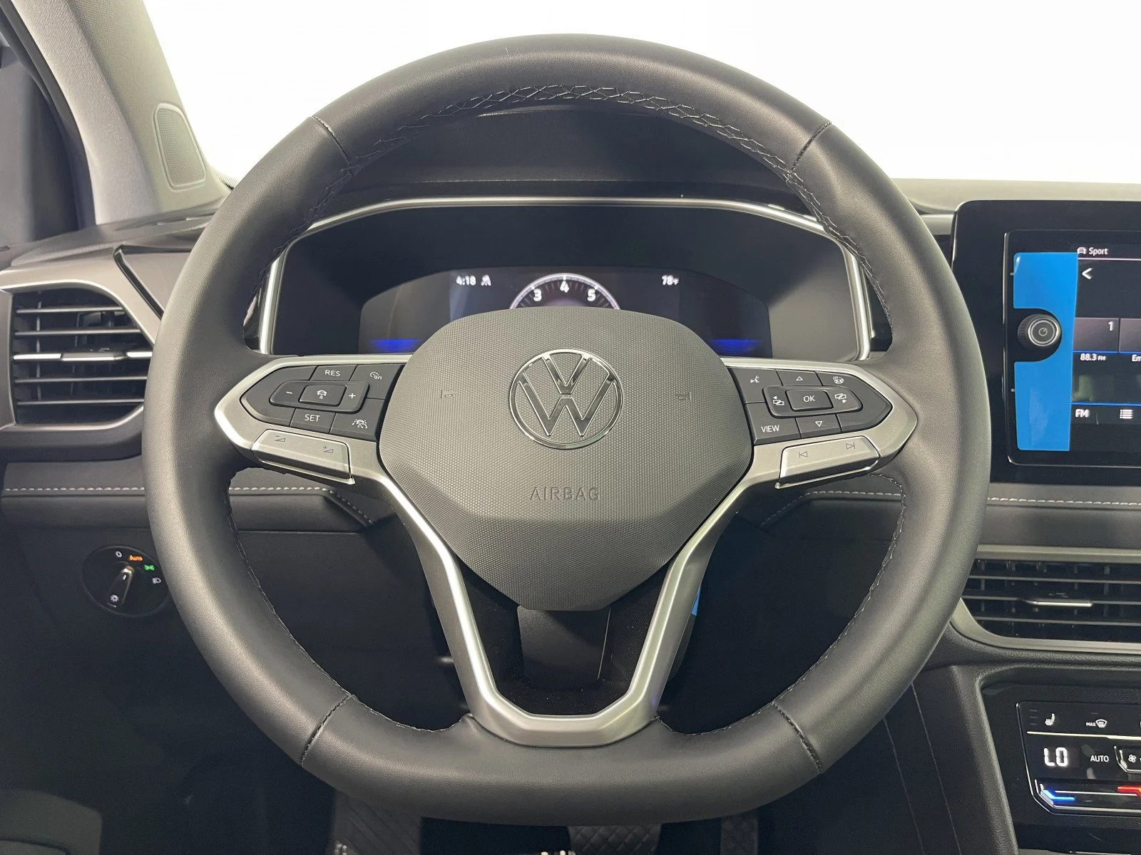 2025 Volkswagen Taos SE Black - Photo 24