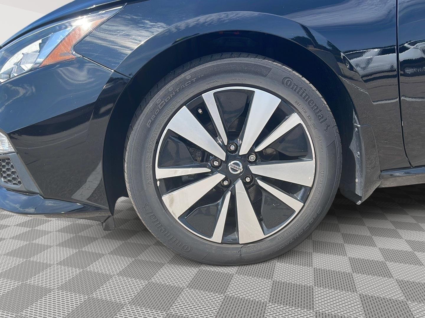Used 2022 Super Black Nissan 2.5 SV image 10