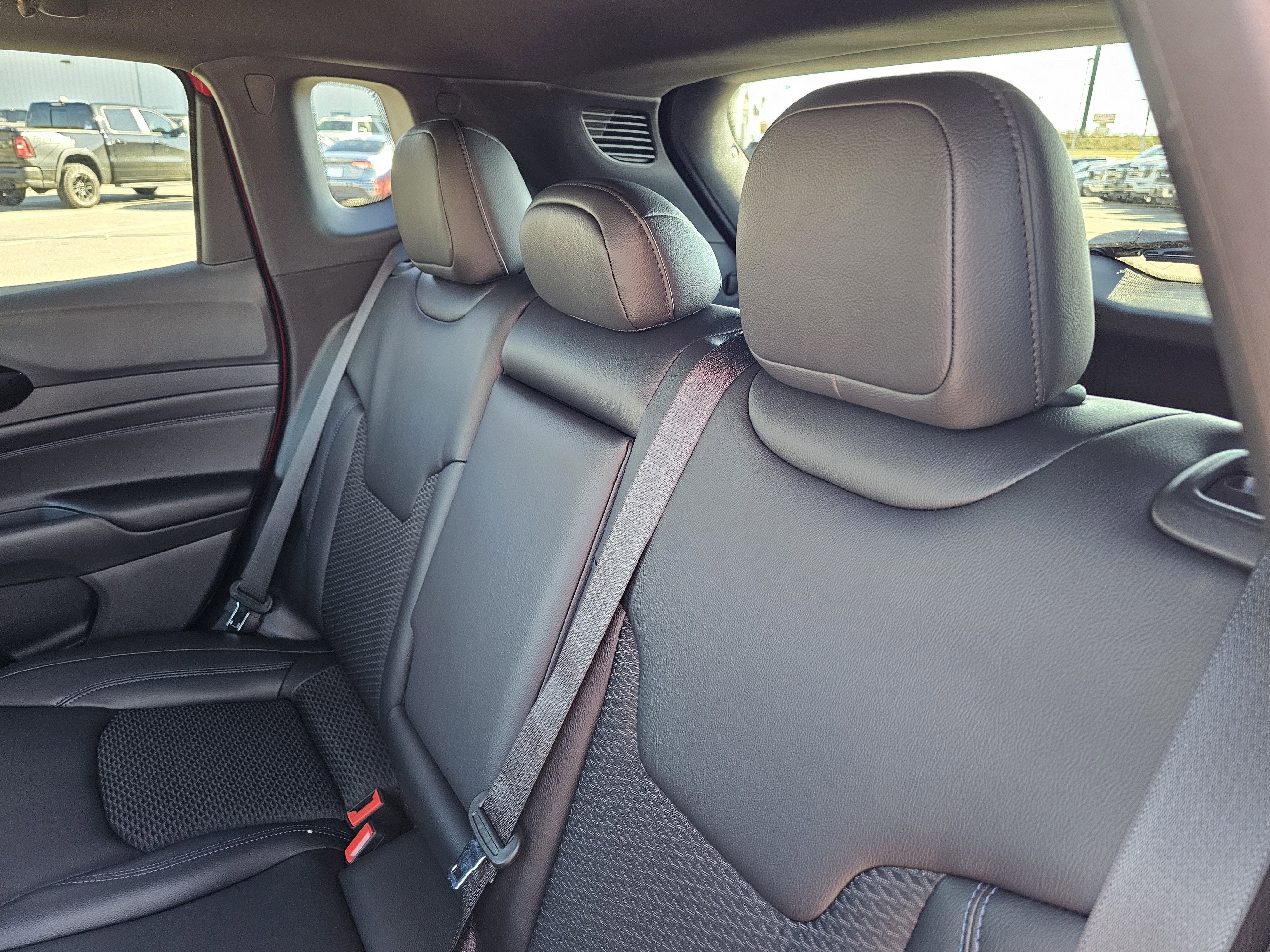 New 2026 Red Hot Pearlcoat Jeep Latitude Altitude image 31