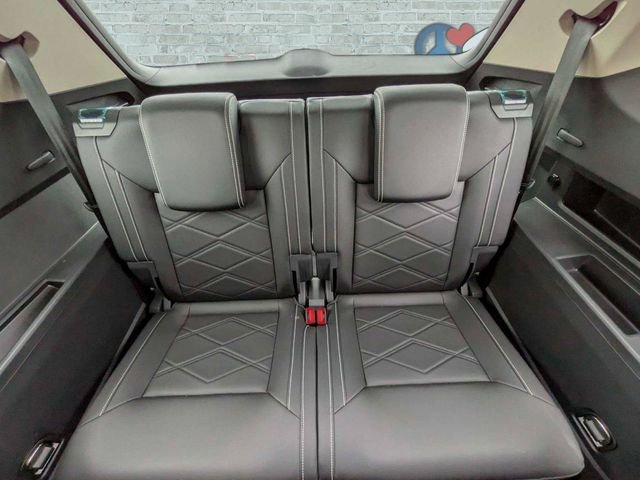 Used 2025 Black Volkswagen 2.0T SE w/Technology image 15