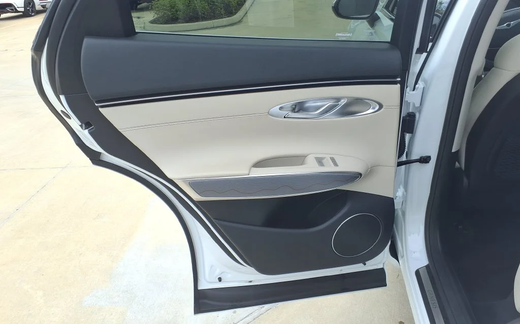Used 2024 White Genesis 2.5T image 13