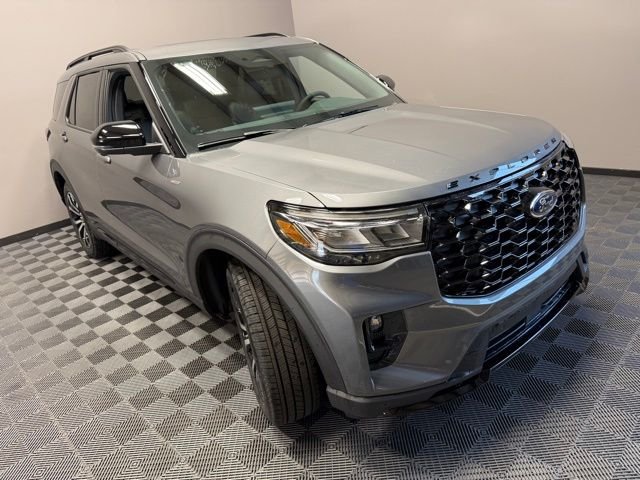 New 2026 Carbonized Gray Metallic Ford ST-Line image 2