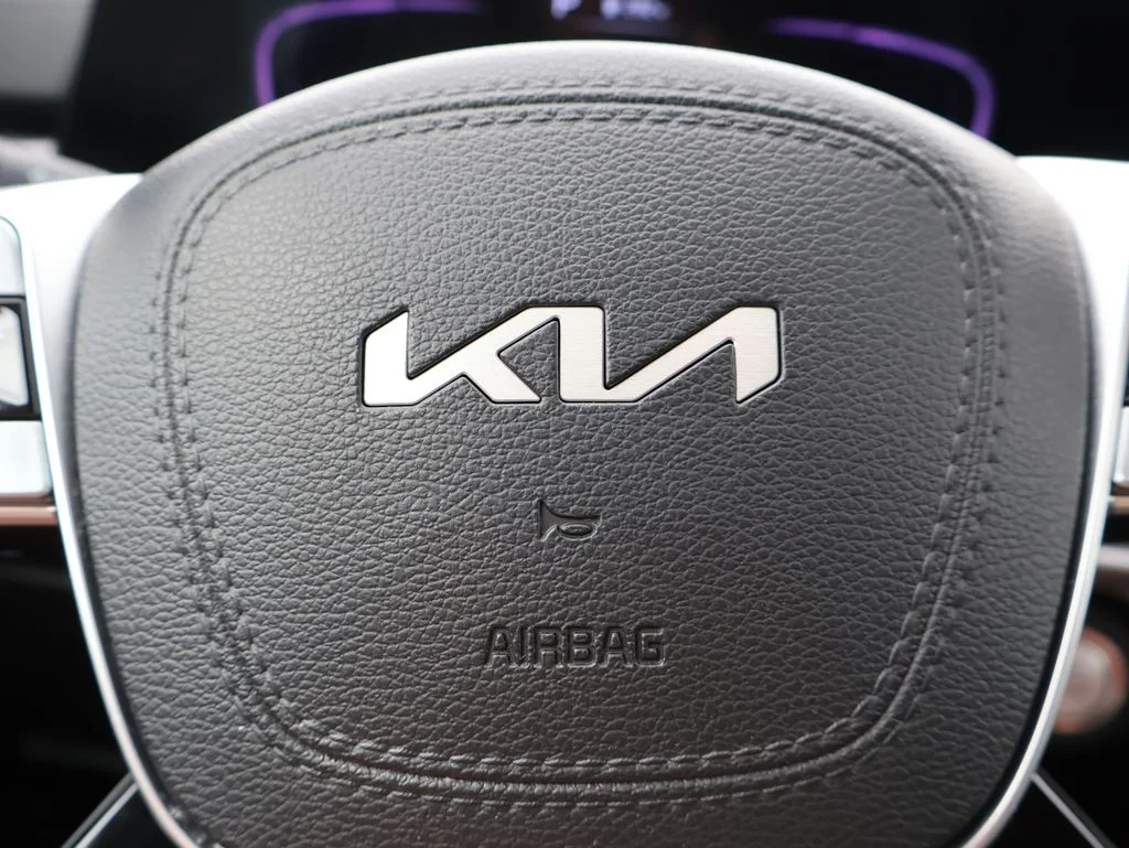 Used 2025 White Kia S image 28