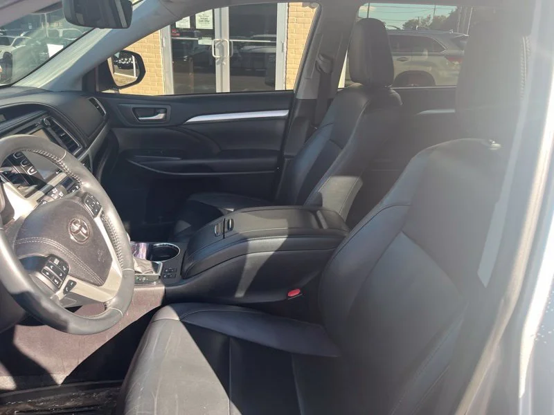 Used 2019 Silver Toyota XLE image 9