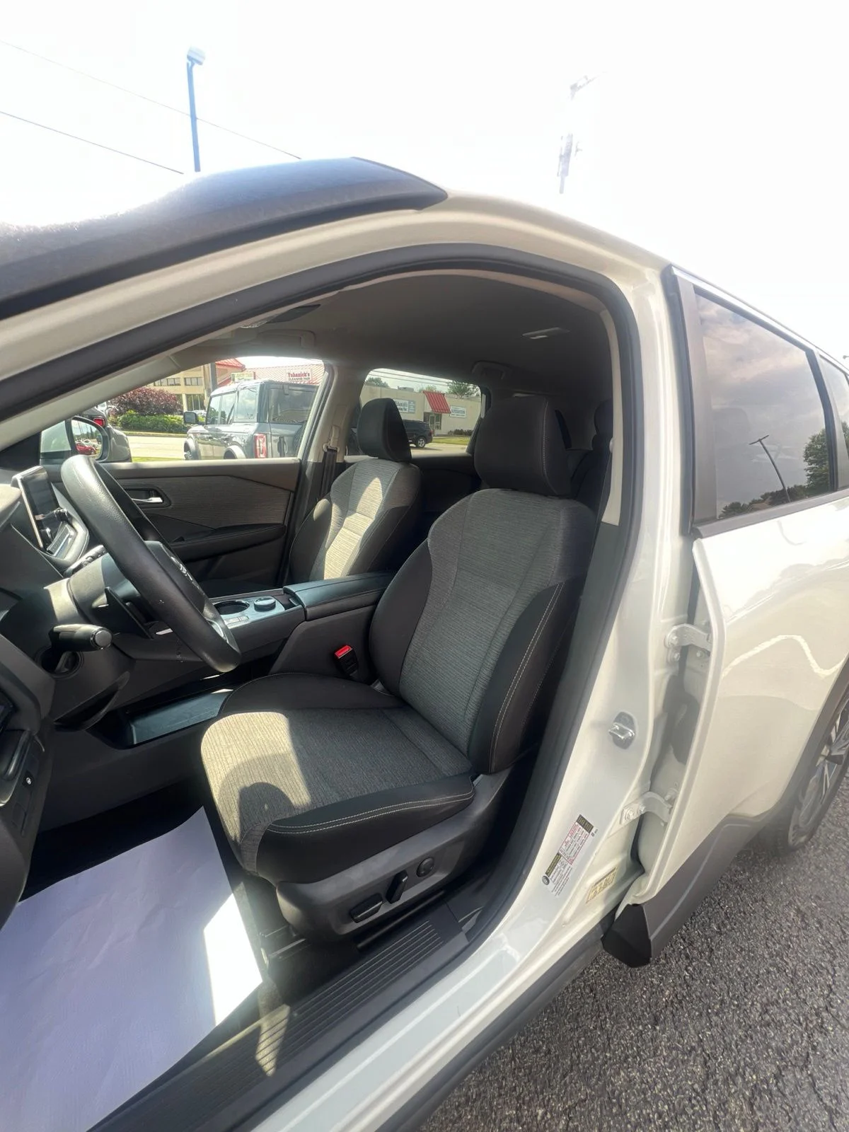 Used 2022 White Nissan SV image 18