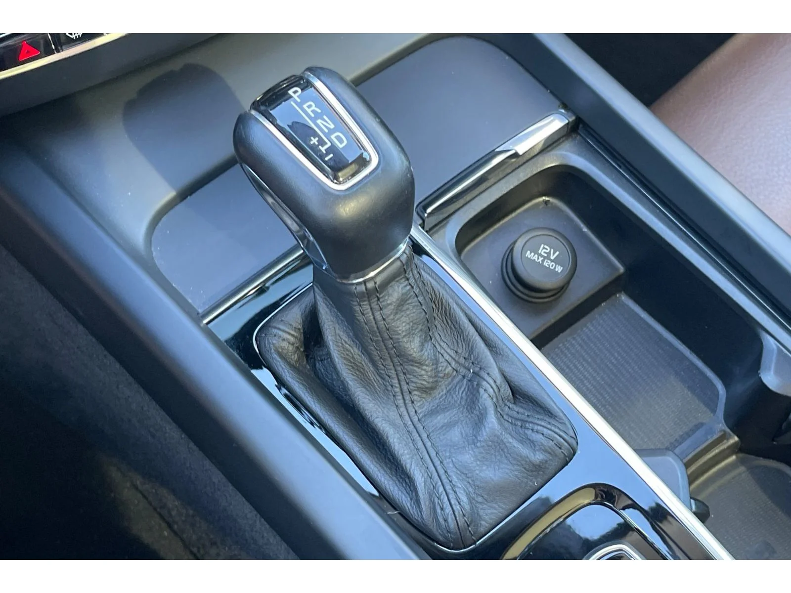 Used 2018 Ice White Volvo Momentum image 34