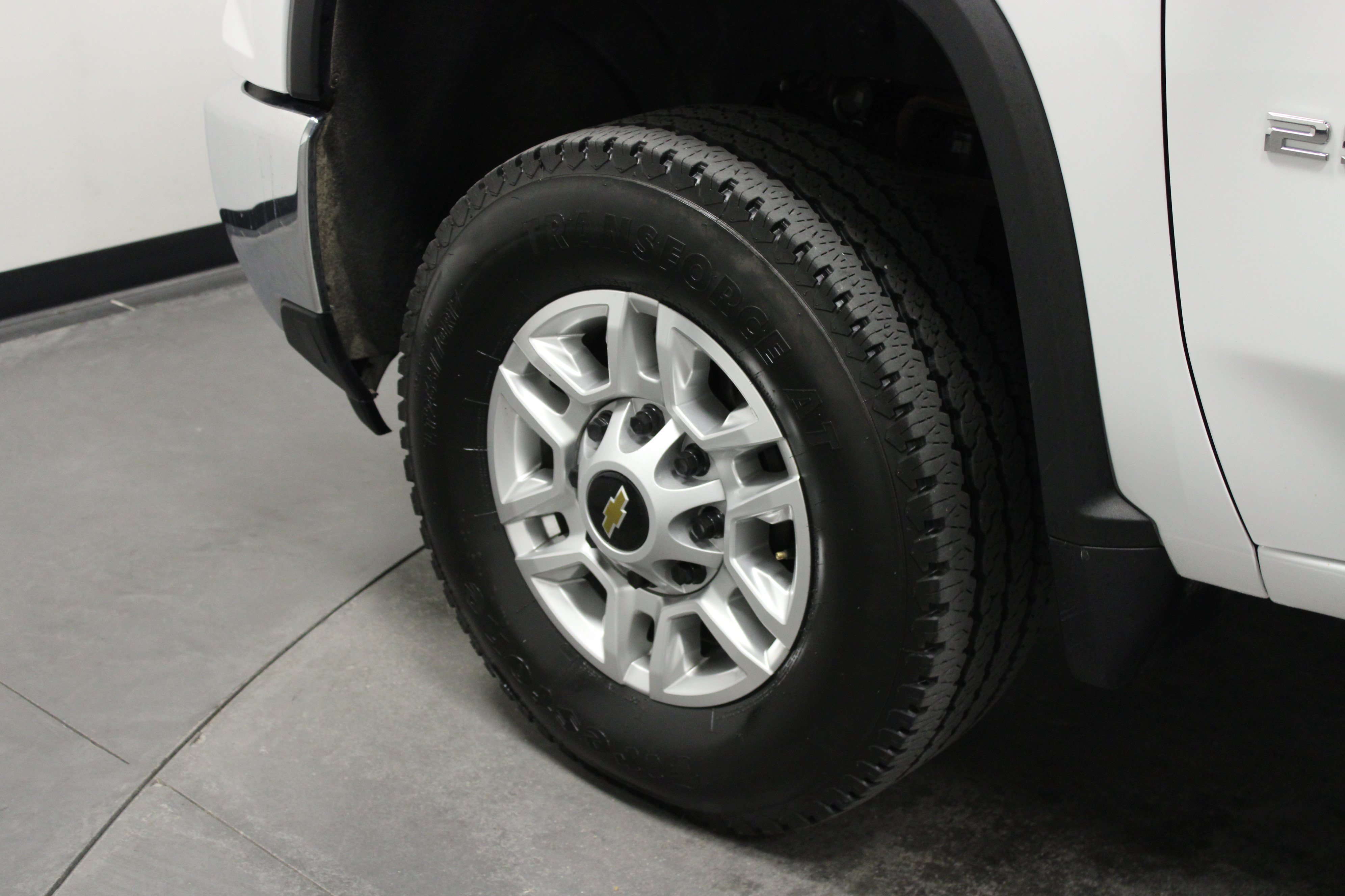 Used 2025 White Chevrolet LT image 10