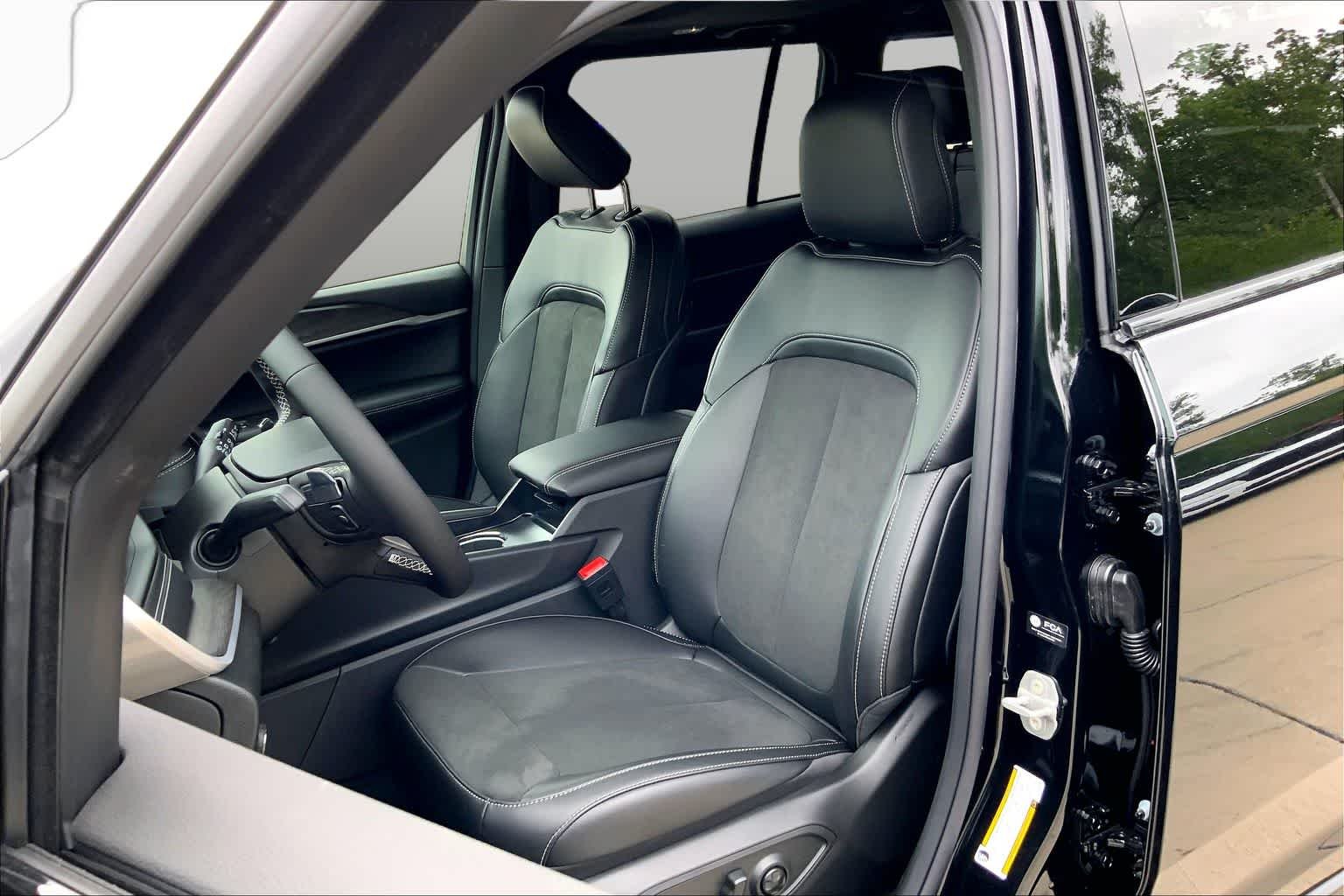 New 2026 Diamond Black Crystal Pearlcoat Jeep Laredo Altitude image 9