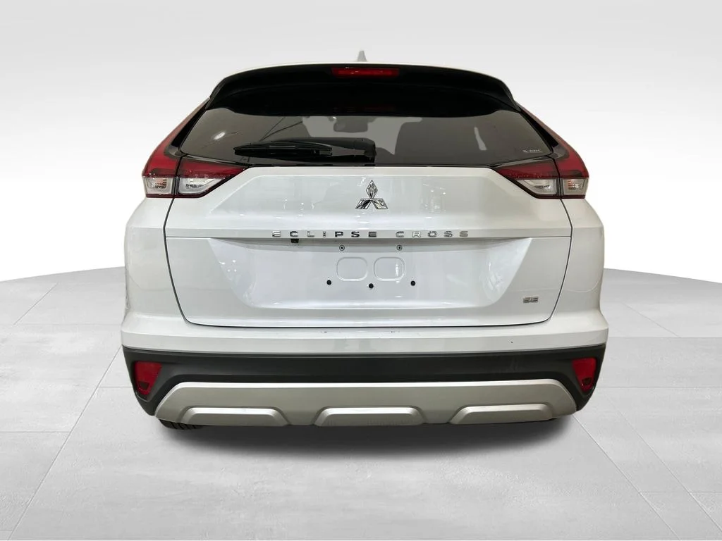 Used 2025 Silver Mitsubishi SE image 4