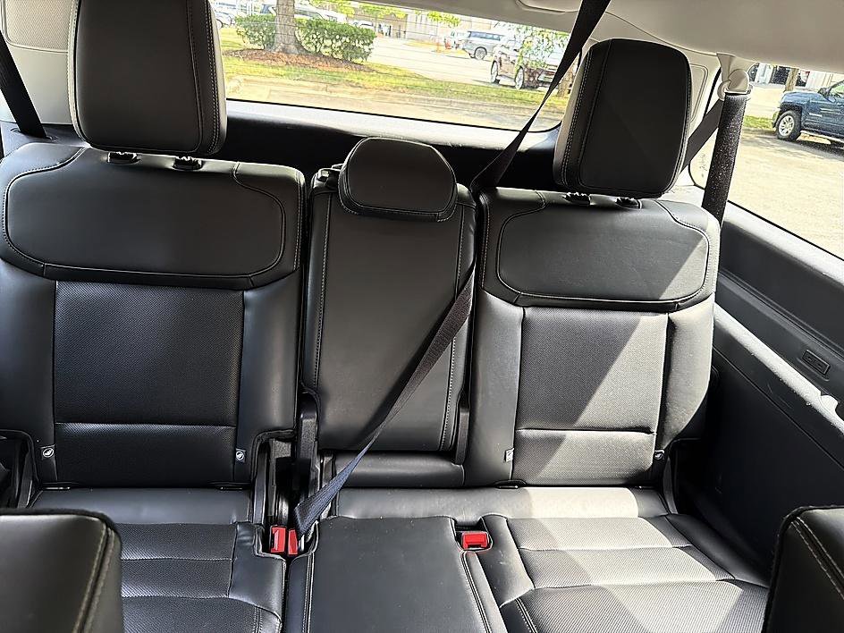Used 2025 Black Metallic Ford Platinum image 23