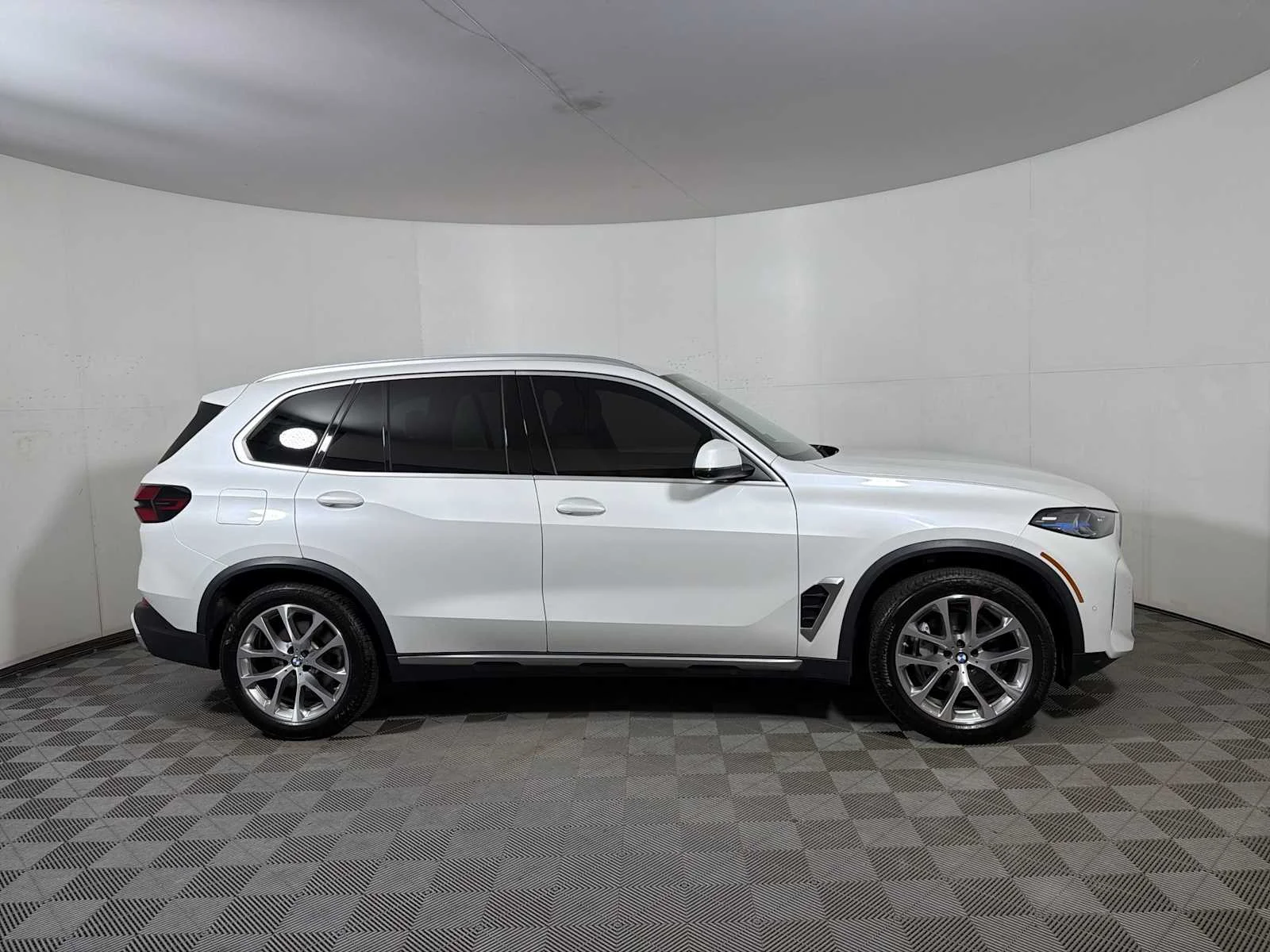 Certified Used 2024 Mineral White Metallic BMW xDrive40i image 7